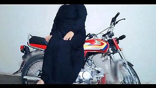 First Time Anal with Boyfriend on New Honda Bike 2025 - Teen Pakistani Girl Outdoor Sex