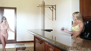 Bar Pussy Eating Cums