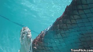 Kasey stuffs Jewelz' shaved pussy