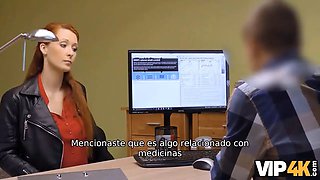 Vip4k. el hombre recordará durante mucho tiempo el coño de la tierna pelirroja