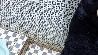 A Man Who Is Shy About Sex in the Public Toilet