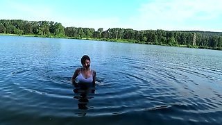 Squirt in a public place! Swimming in the lake with clothes