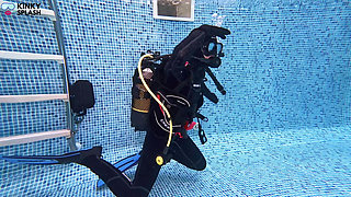 Distracted Underwater: Toys Locked in During Dive