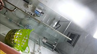 【シャワーを浴びて飲み物を飲む】容姿も気