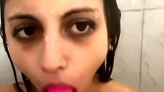 Sexy morena se calienta con su dildo y se muere de ganas de