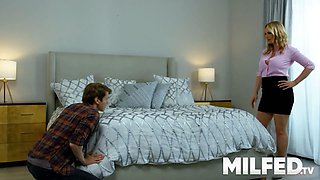 Cheating cougar seduces the teenage delivery fellow - milfed