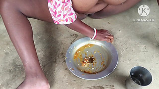 Desi Bhabhi Having Fun While Eating Food