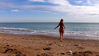 Young slut gets fucked on the beach