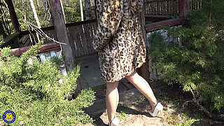 MILF Wanilianna Is Having a Lot of Fun with Herself in a Public Park