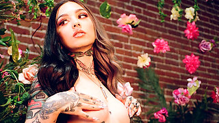 Confident naked hottie shows her tattoos