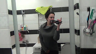 Huge Kate solo pissing!