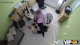 Vip4k. blondes fraulein hat xxx fur bargeld mit hubschen kredit-agent