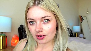 Amateur Webcam Cute Teen Plays Solo with Big