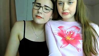 Amateur brunette lesbians on cam