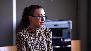 Julia loves to be watched... - Jacquie et Michel TV