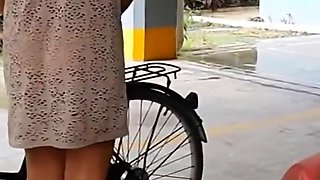 Omg!!! Sexy Amateur MILF Pisses on Her Bike in the Parking Garage