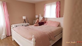 Dee Williams busty stepmom porn