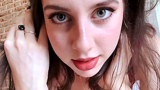 Young amateur teen in solo masturbation playing with herself