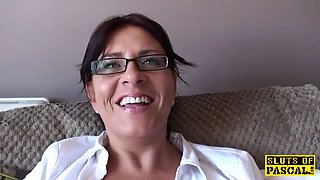 Spex mature slut fingering her pussy