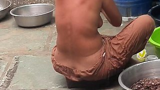 The Elder Stepsister-in-law Is Watching The Stepbrother-in-law In The Open Bathroom After Going Home Naked After Walking In The Open Forest