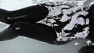 Latexdoll in the Bathtub