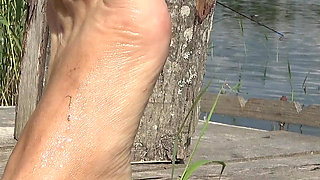Hera Harding Shows Wrinkled Feet After Swimming Naked