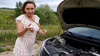 Dumb naked blonde and a stalled car