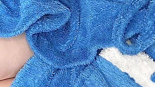 MILF Experiences Vaginal and Clitoral Orgasm Simultaneously