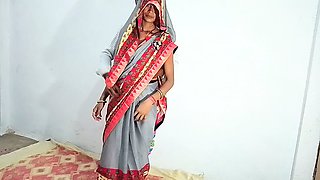 Pados wali bhabhi ko Ghar par bula kar chod diya or land bhi chusa diya itne me bhaiya aa gaye or unhone dekh liya hot sexy wife