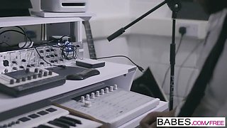 Babes - office obsession - hottest foot forth starring Julia De Lucia and Max Deeds clamp