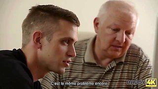 Daddy4k. pasándola bien sobre la polla de su suegro