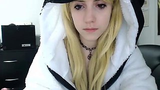 Pissing masturbating babe solo toy play