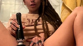 Cute amateur webcam teen girl toying pussy on webcam