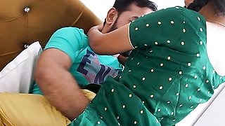 A SEXY BHABI COMES IN A DESI HANDSOME DEBORJI KE PASS, HARDCPRE SEX