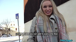 Amber Jayne's Alluring Curves in Outdoor Passion