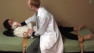 Hot amateur web cam babe fingers her awesome pussy