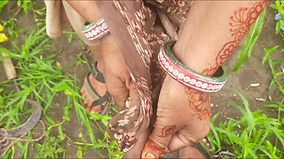 Open field jungle mein devar bhabhi ki rasleela mota land bhabhi ke mouth me dekh chuswa kar bade wali ass maar di devar ne apne sagi bhabhi ko lo