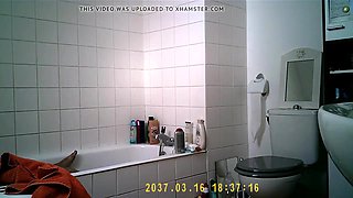 Big ass Aylie cums in bath