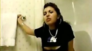 Frisky Indian girlfriend gets facial in toilet
