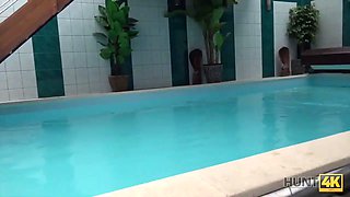 Hunt4k. aventures sexuelles dans une piscine privée